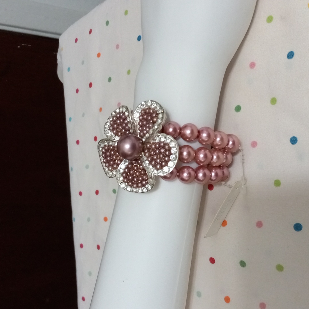 ISIS  CREATIVE 5 LEAF CLOVER STRETCHABLE PEARL BRACELET